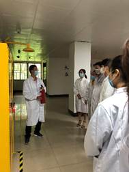 说明: D:\永利yl23411集团危化品相关\2020年学院消防演练\消防演练-发保卫处\永利yl23411集团消防演练&危险化学品事故应急预案\灭火器的使用演练-3.jpg